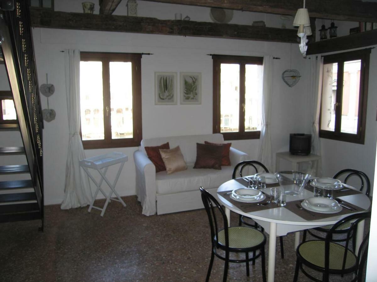 Loft Overlooking The Grand Canal Apartment