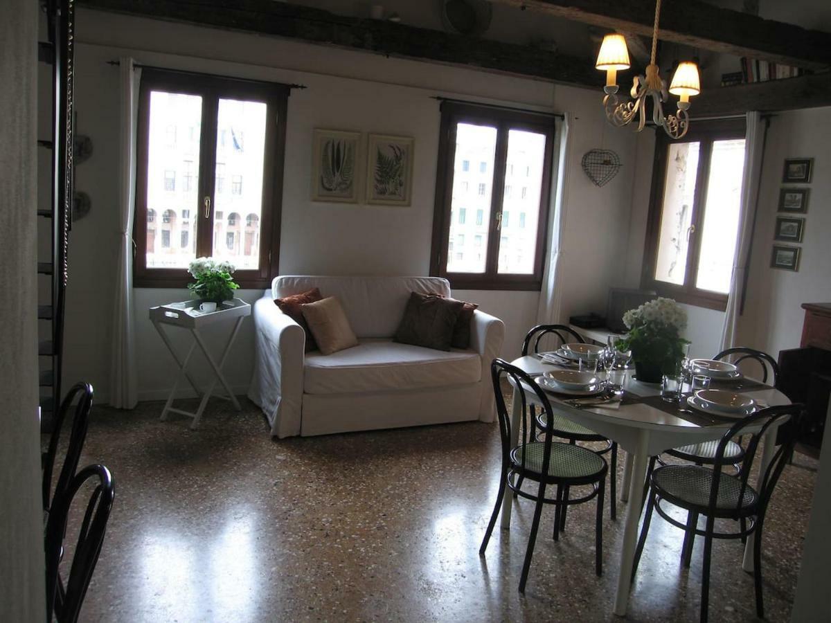 Loft Overlooking The Grand Canal Apartment