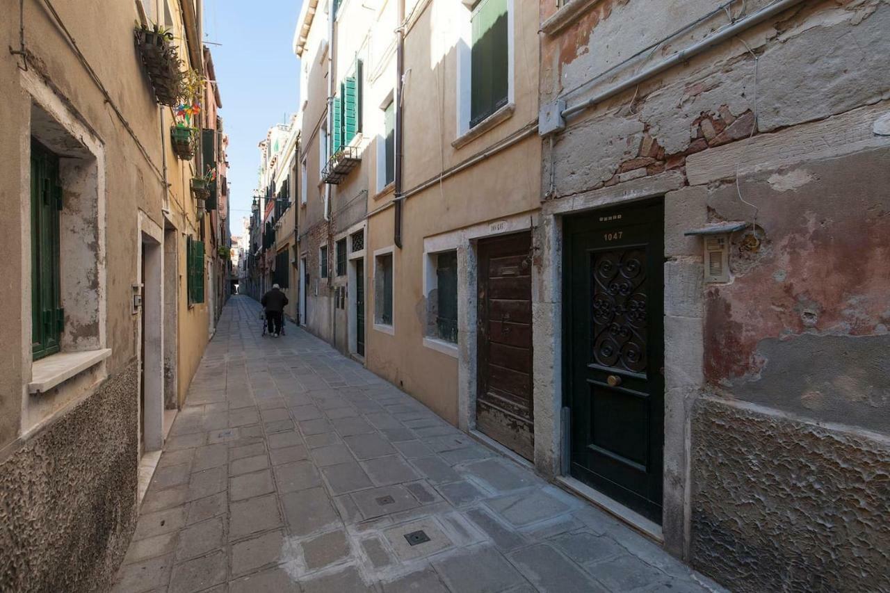 Le Ancore Few Steps From Biennale Art