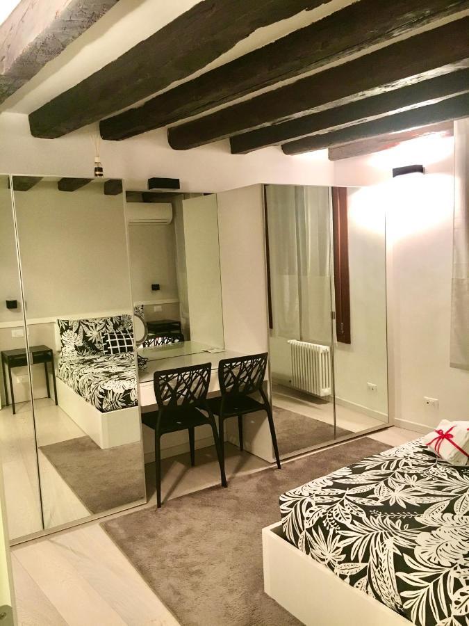 Mirrors Appartement