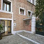 Ca\' Lucatello Townhouse