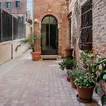 Gondola Rosa, Incantevole Vista Sul Canale