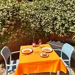 Orange Casanova - Fibre-Optic Internet And Garden