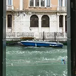 La Gondola - Beautiful Canal View