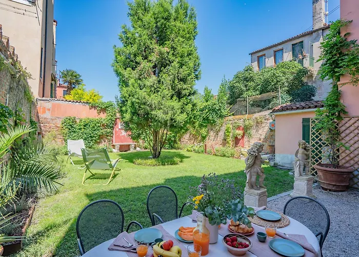 Casa Della Sensa 1 Garden & Canal View