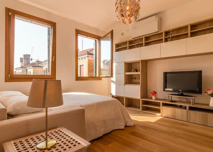 Sunny Nest Canal View In Venice Chic Movida
