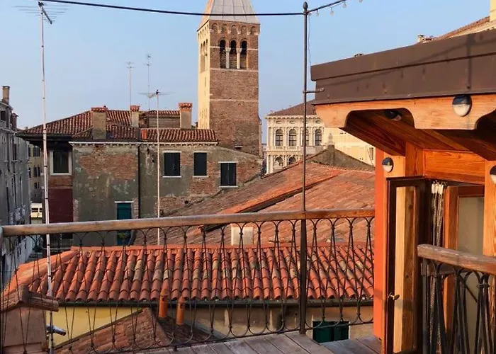 Key Location Near Palazzo Grassi