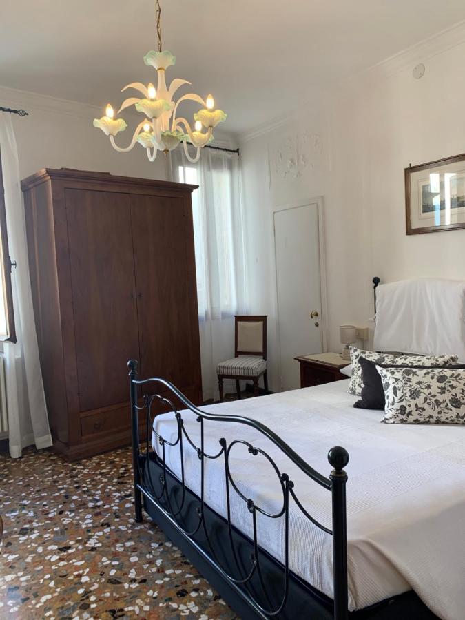 Al Teatro With Canal View Bed & Breakfast Venezia