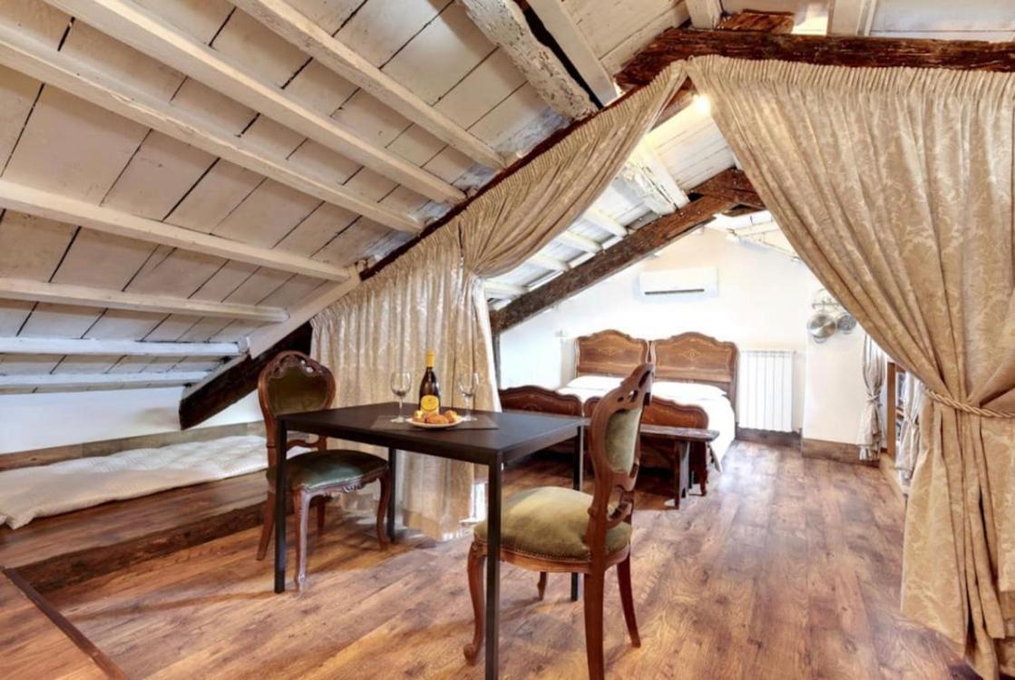 Traditional With Terrace Appartement