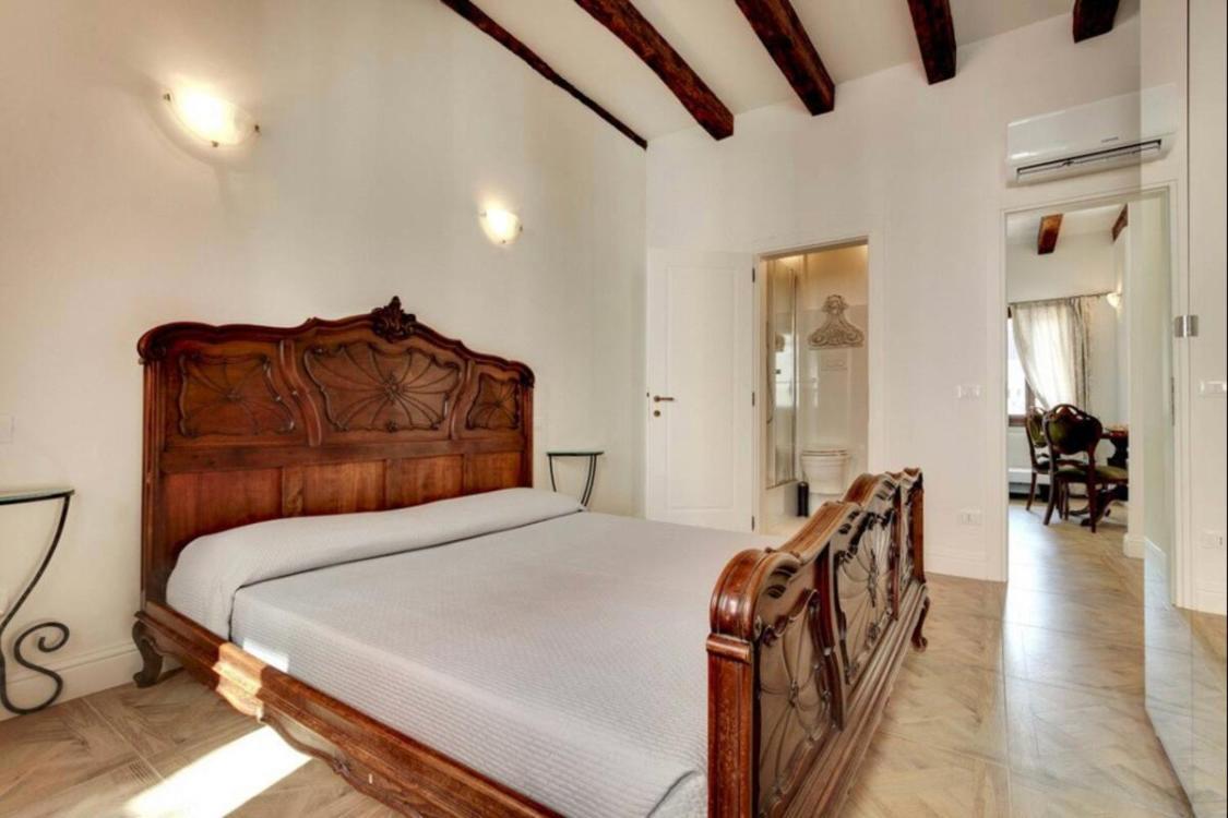 Traditional With Terrace Venise