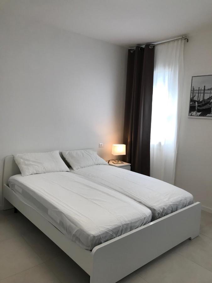 Apartment White & Grey Venice Apartments *