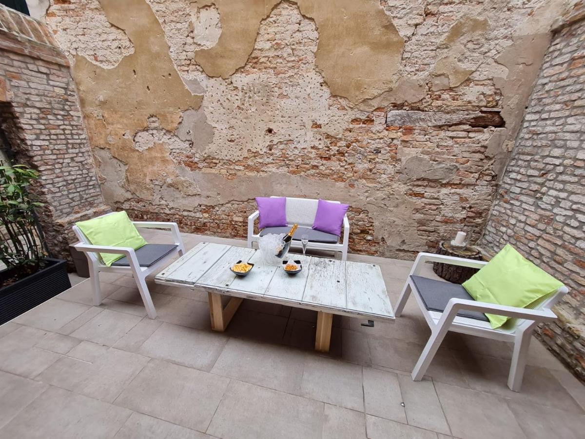 With Private Courtyard Appartamento *