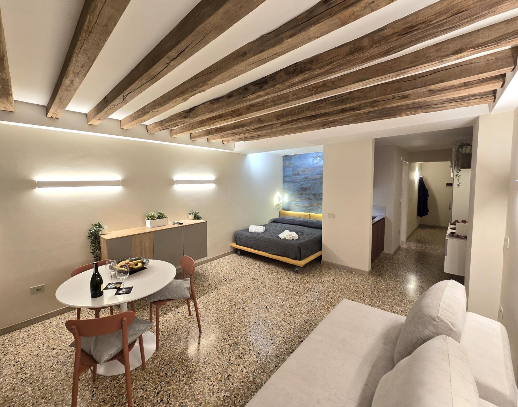 Cozy With Canal View Apartment Venice