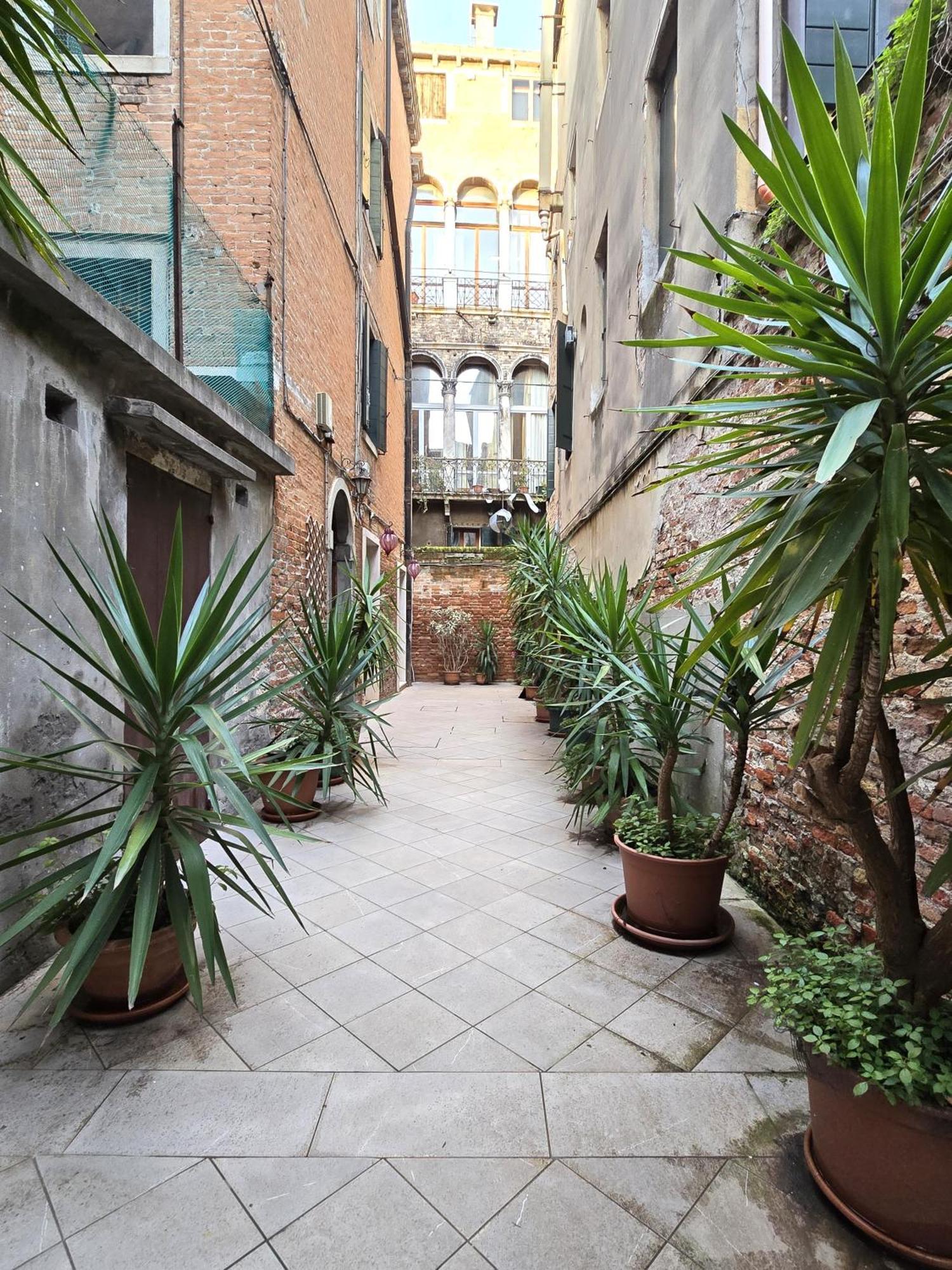 Cozy With Canal View Apartment Venice