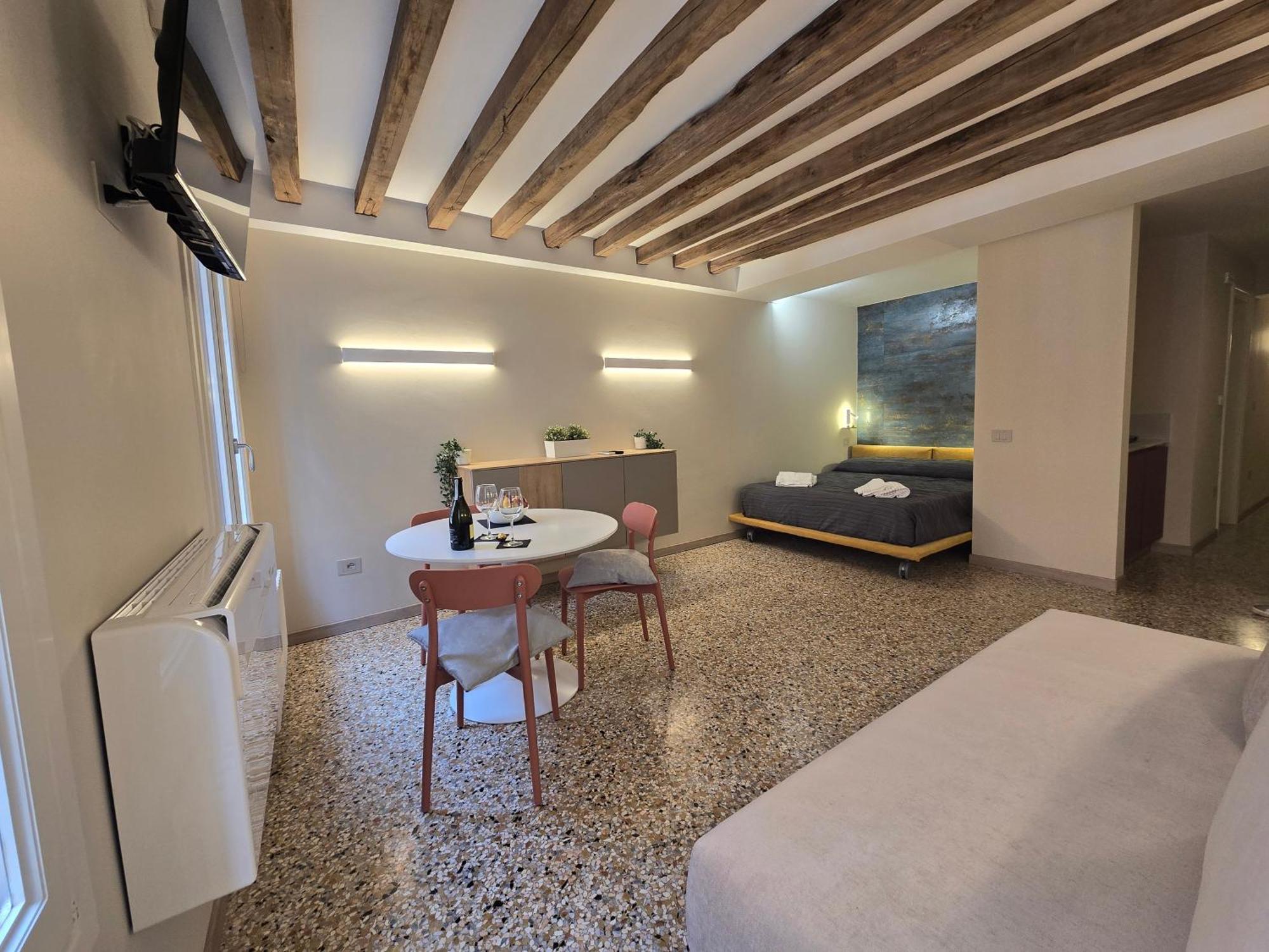 Cozy With Canal View Apartment