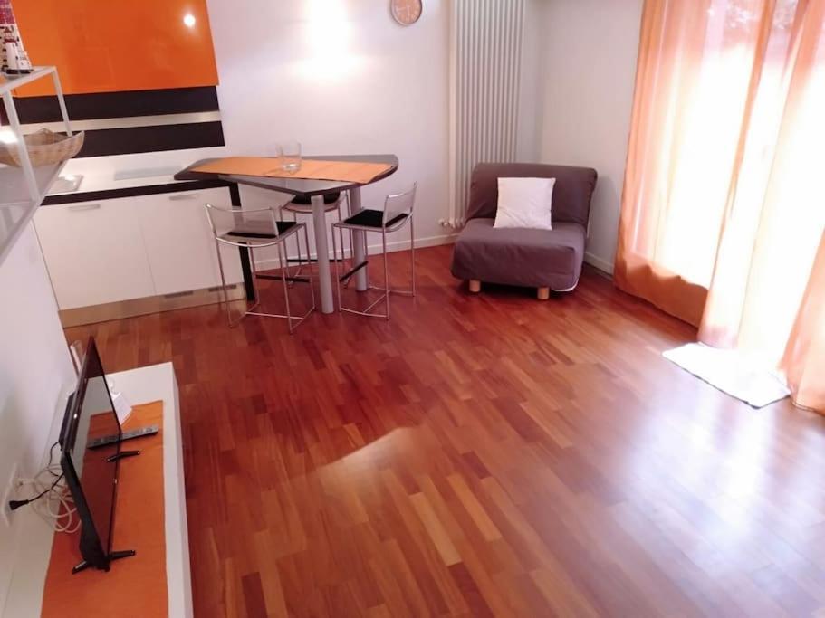 Orange Casanova - Fibre-optic Internet And Garden Apartment *