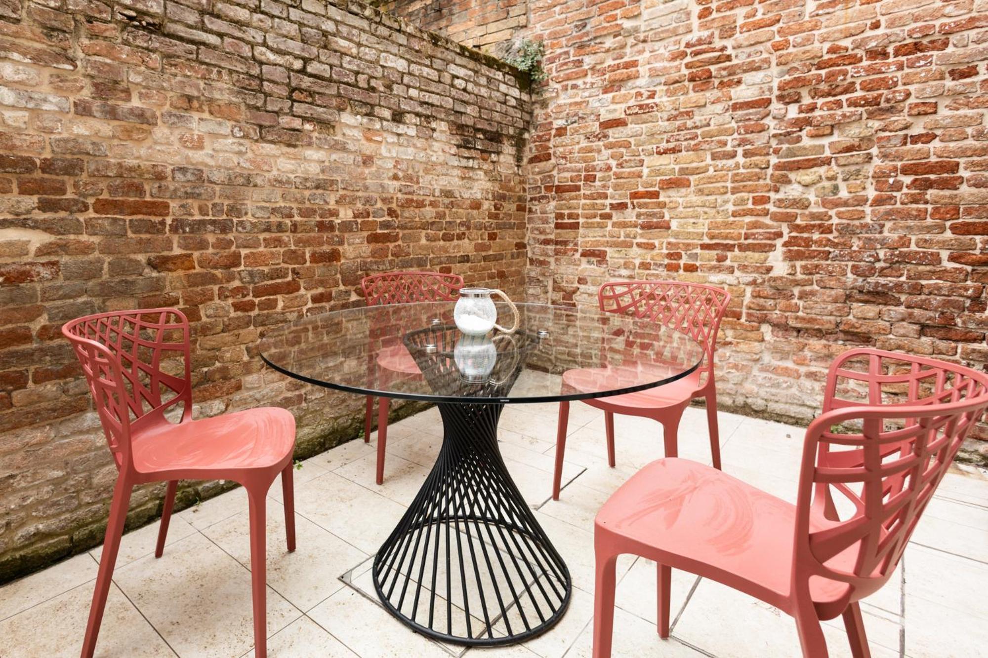 Peggy's Retreat Luxbotiquehome ~ Wifi + Patio Appartement