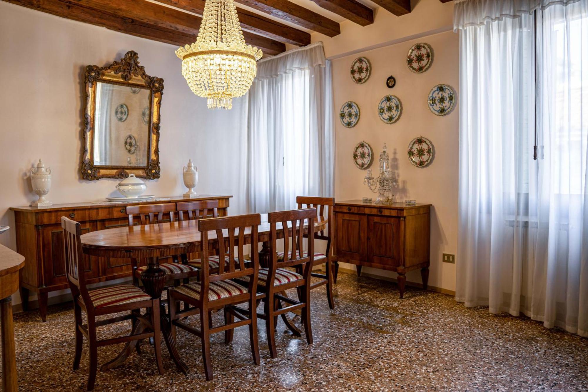 Gorgeous Behind St.mark Square Appartement