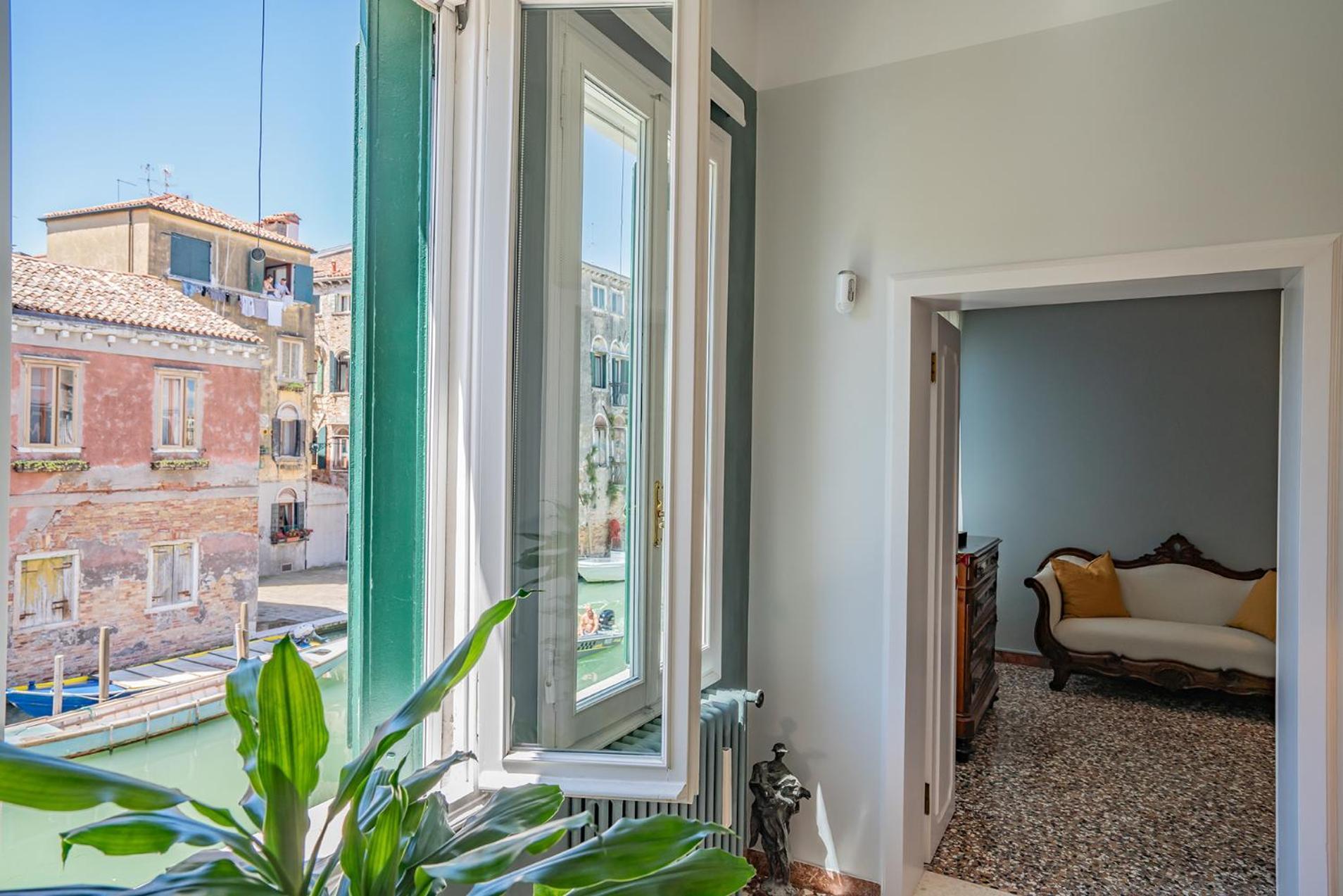 Appartement Casa Della Sensa 1 Garden & Canal View Venise
