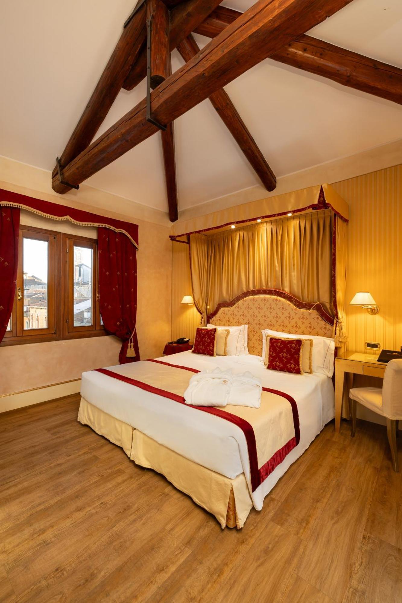 Hotel A La Commedia 4*
