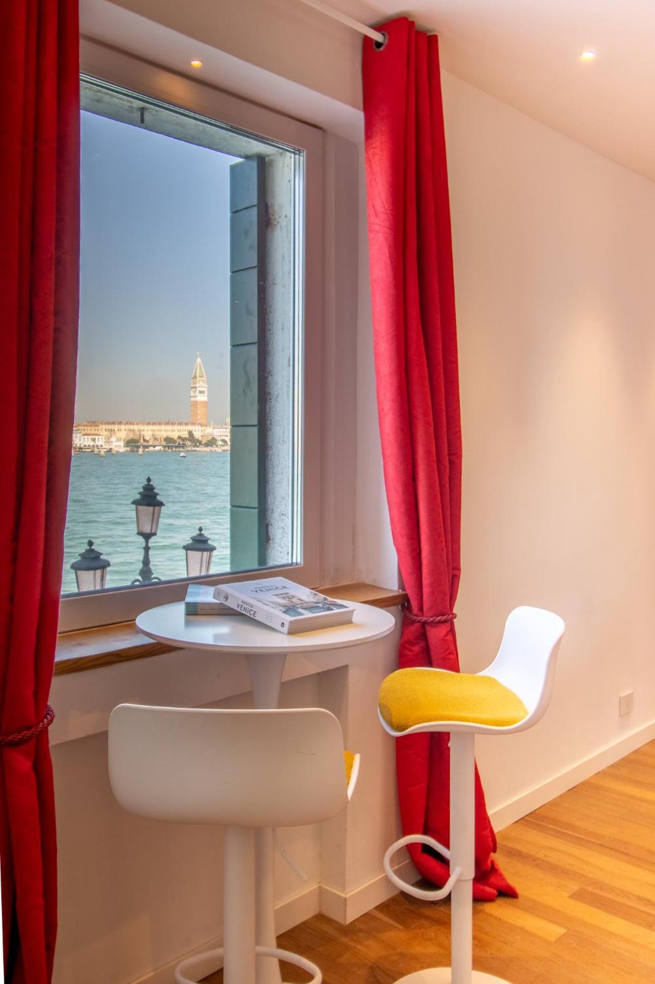 3 Windows On St Mark - Waterfront Apartment Venedig
