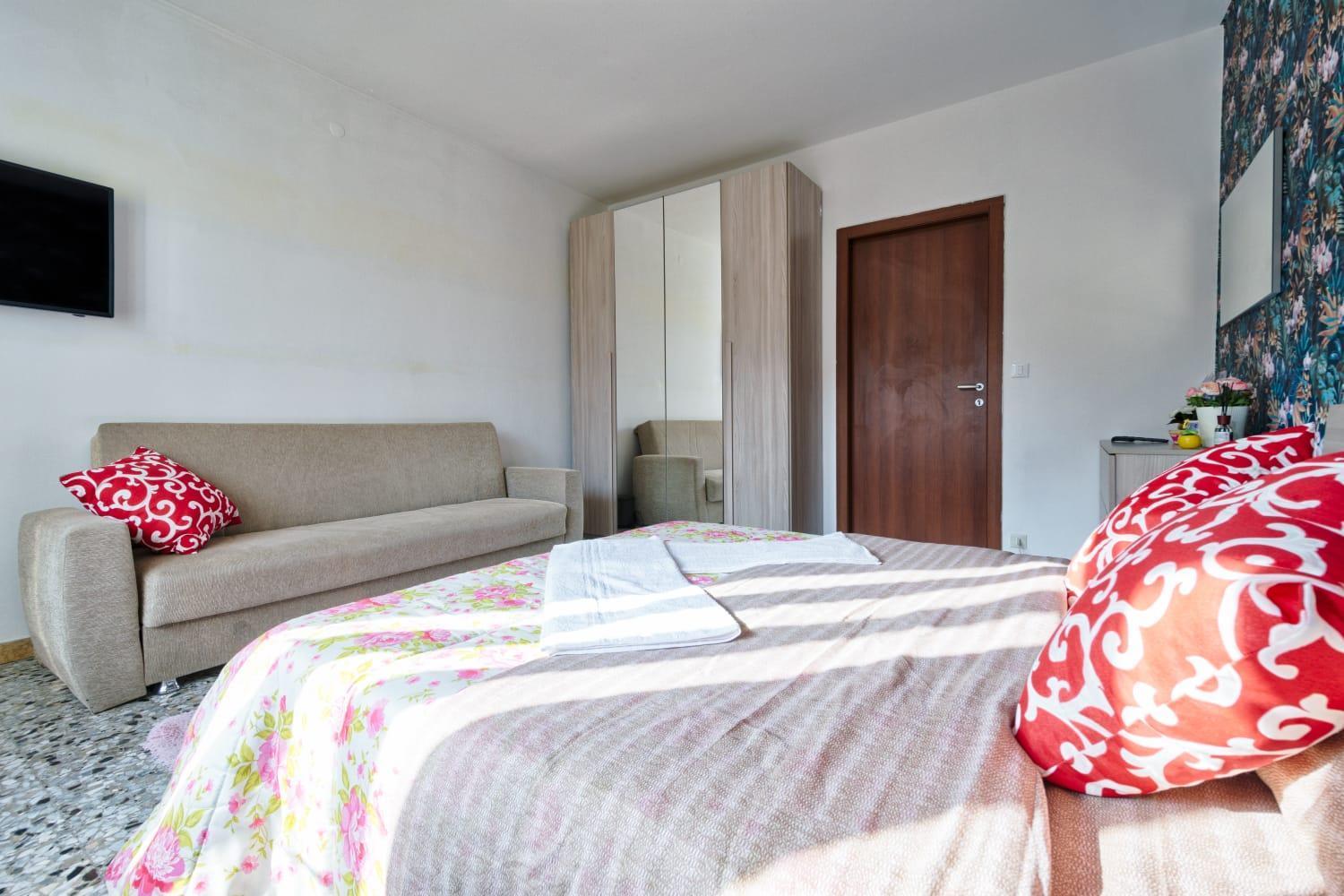 R & R - Private With Shared Bathroom Guest house *
