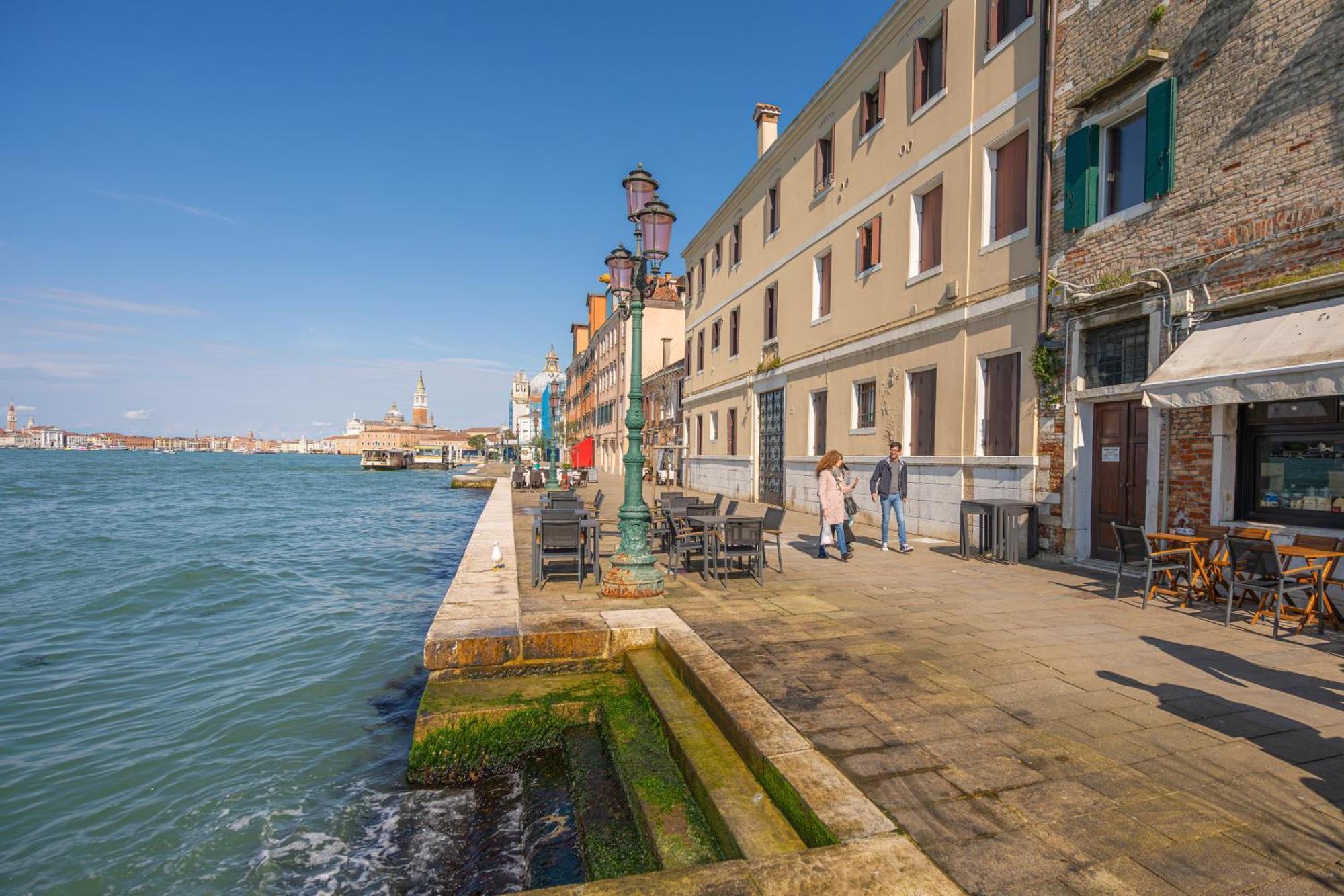 3 Windows On St Mark - Waterfront Apartment