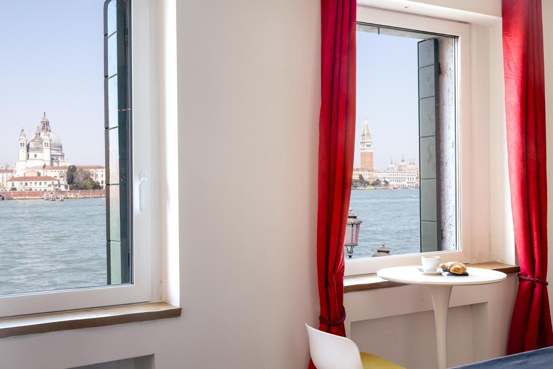 3 Windows On St Mark - Waterfront Apartment Apartment *