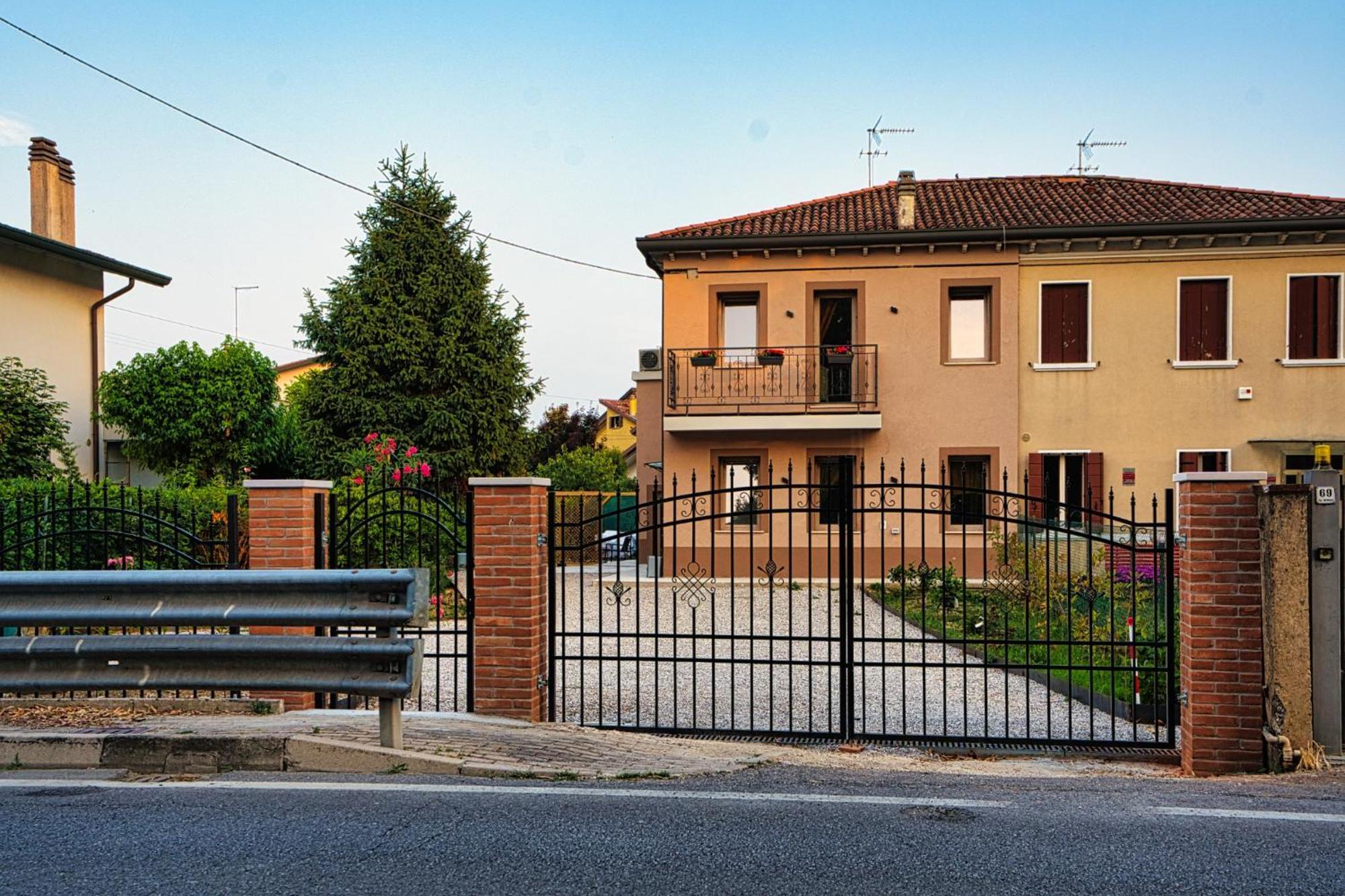 Holiday home Romantic Garden Ap 2 Free Parking