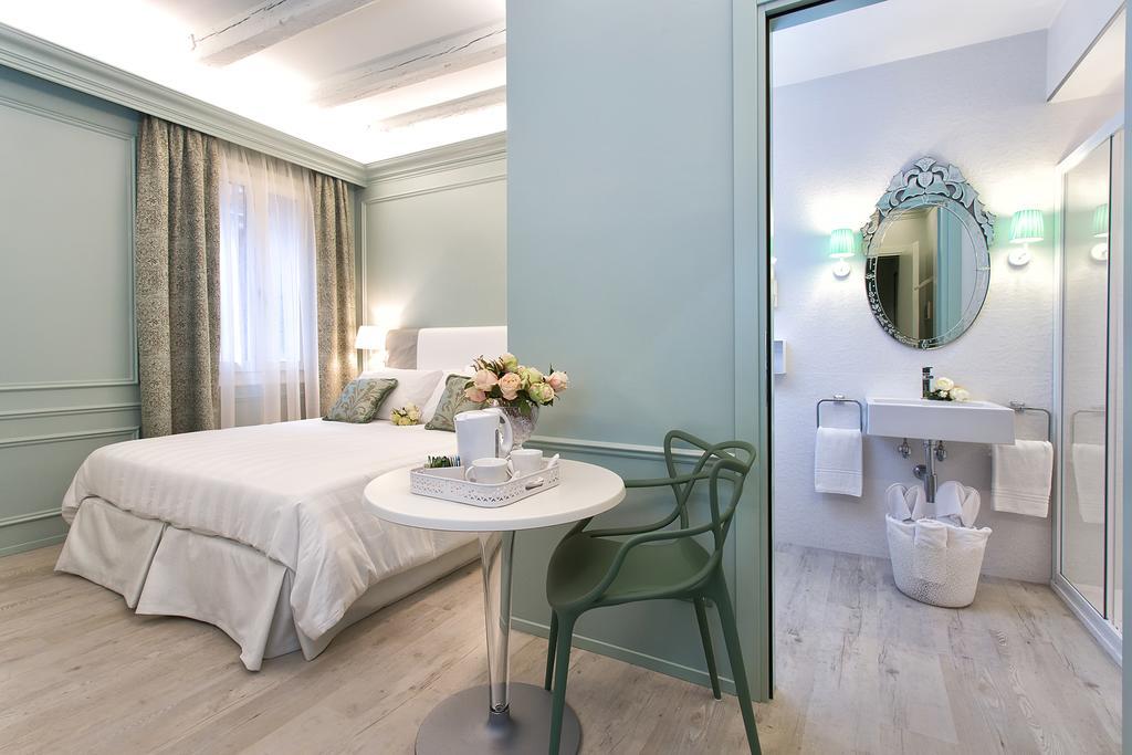 Couette-café Aquamare, Boutique