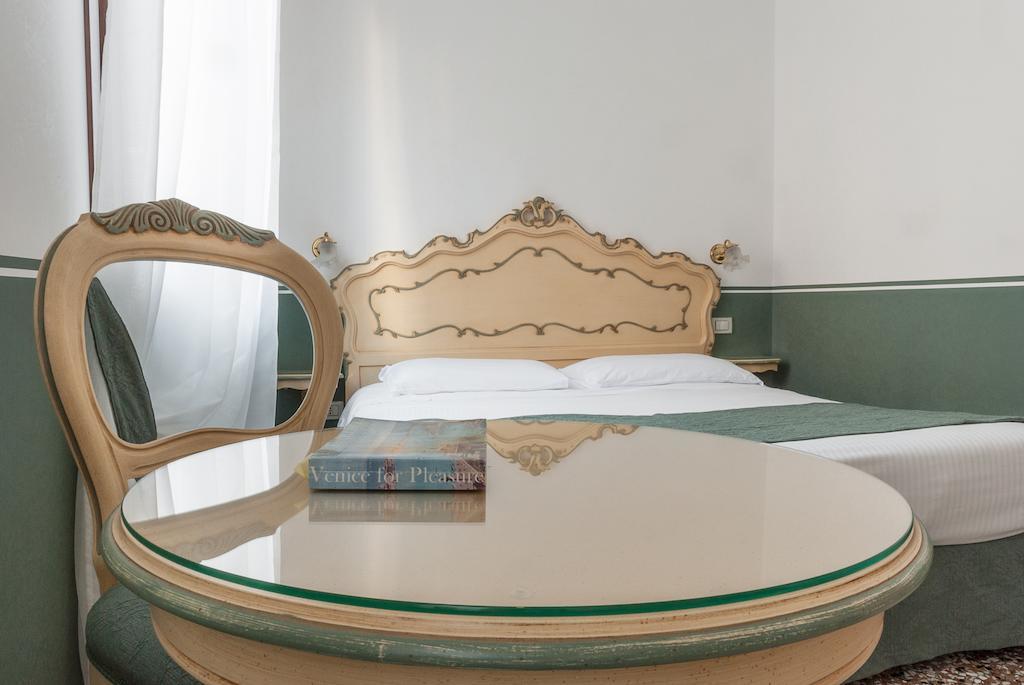 Ca' San Trovaso - 6 Bed & Breakfast Venetië