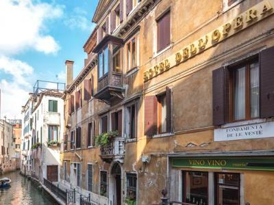 Dell'opera Hotel 3*
