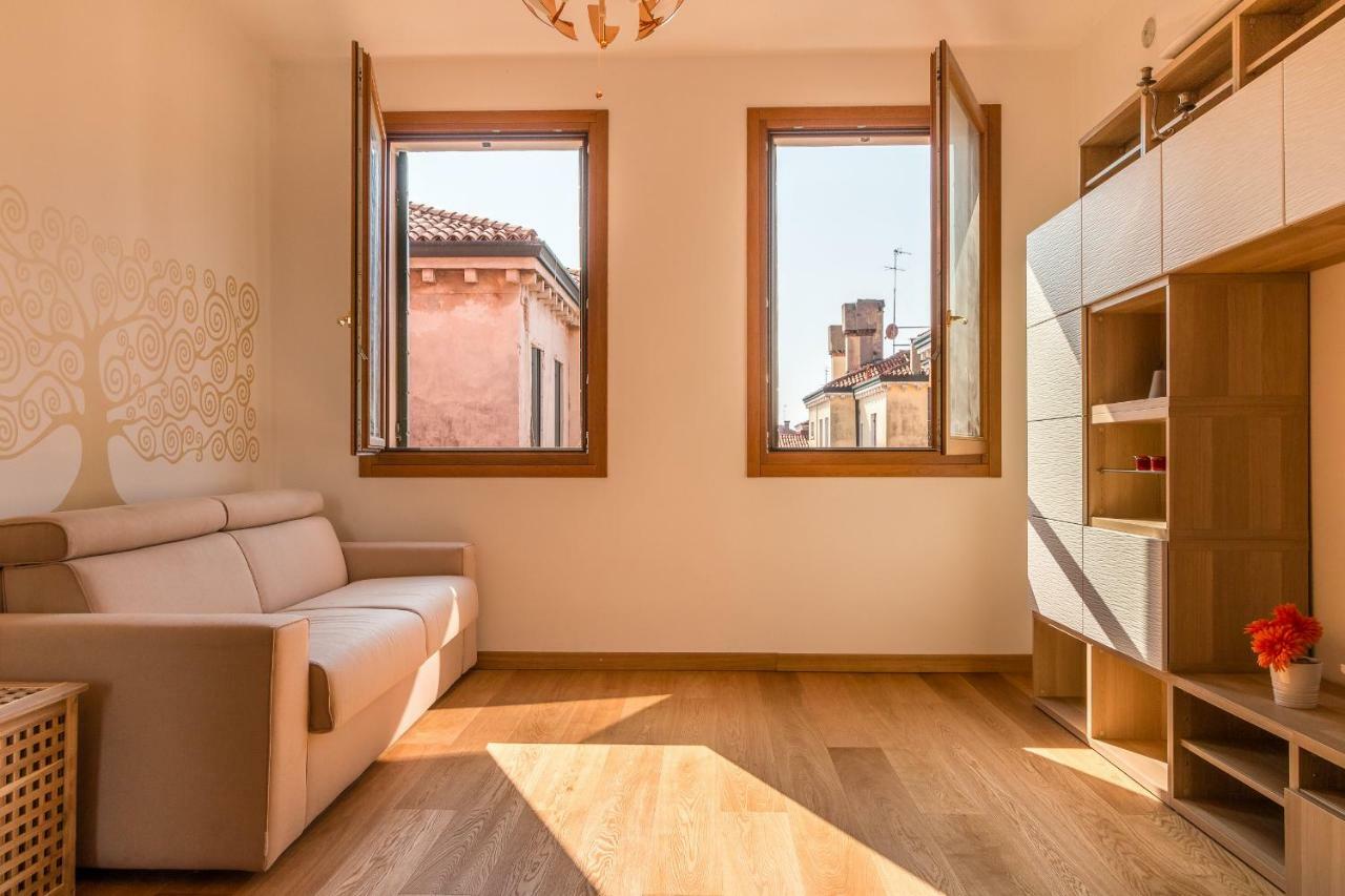 Sunny Nest Canal View In Chic Movida Appartement Venetië