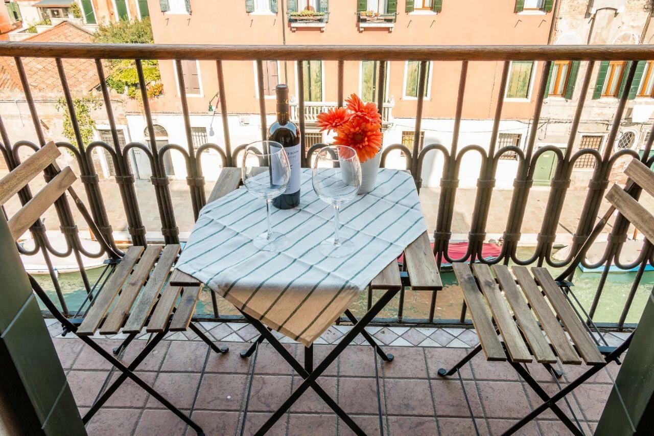 Appartement Sunny Nest Canal View In Chic Movida Venetië