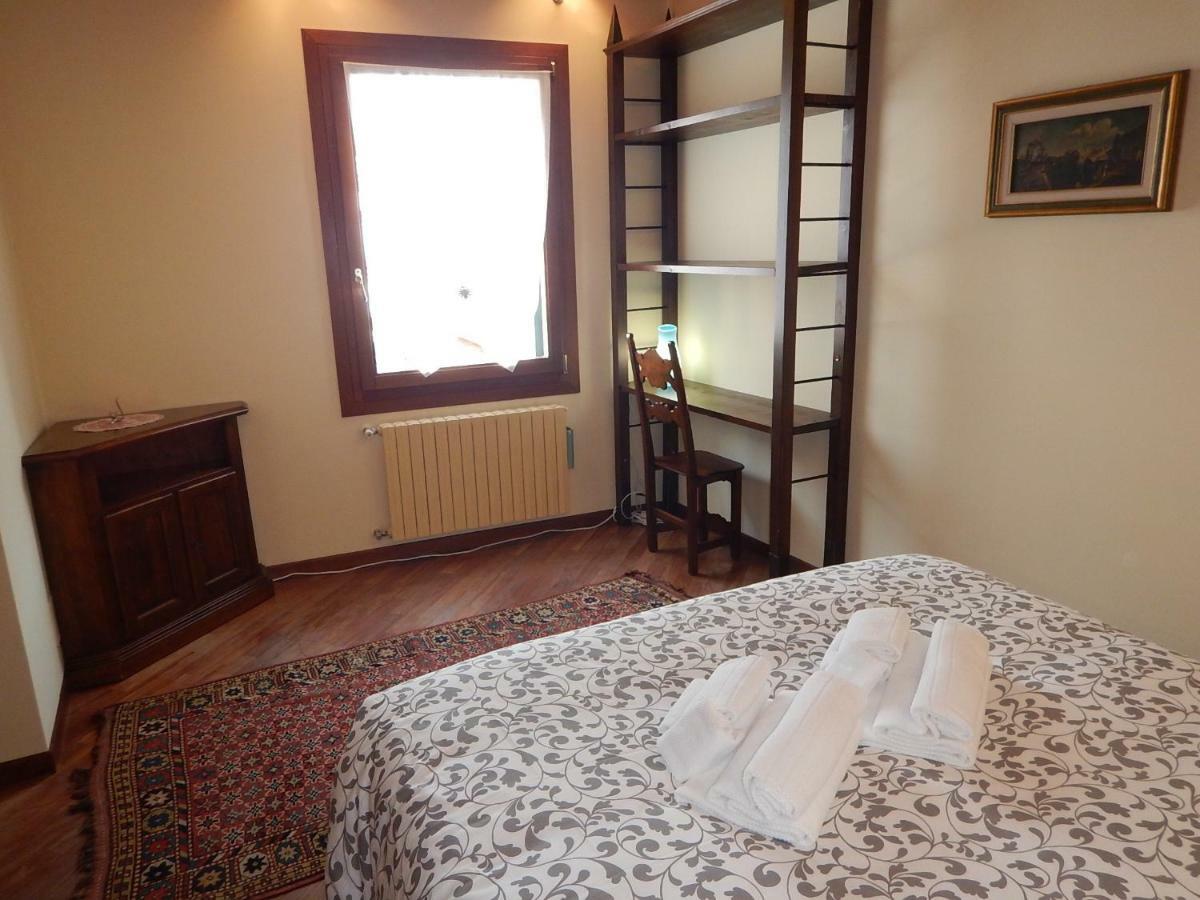 Romantic Escapade In Appartement Venetië