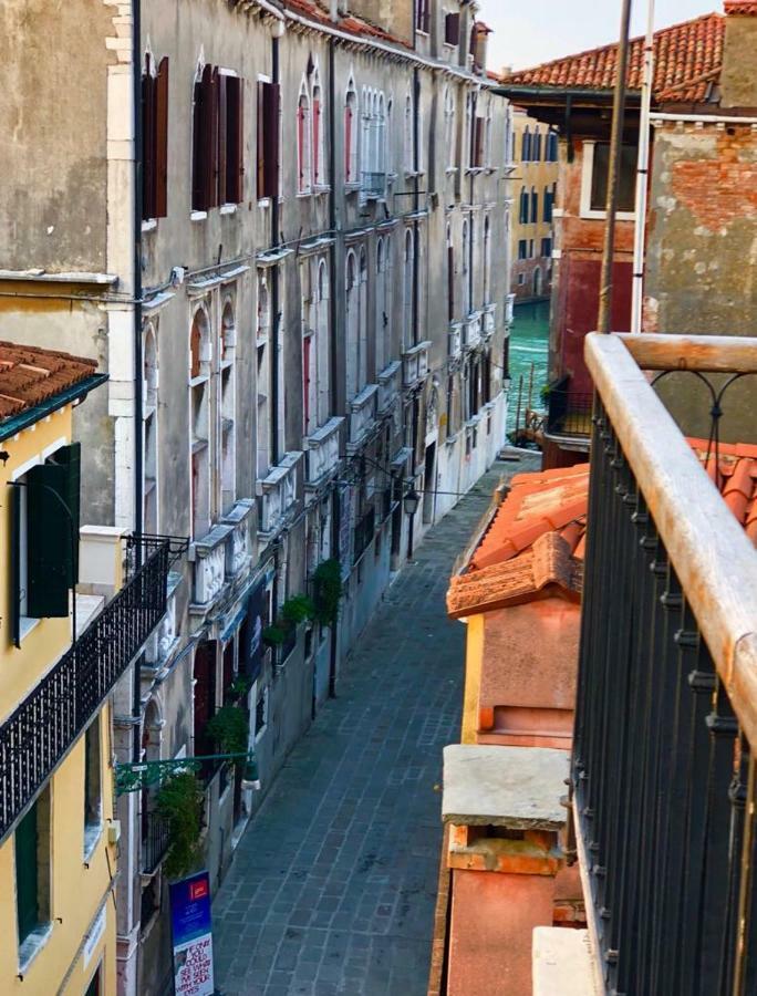 Key Location Near Palazzo Grassi * Venetië