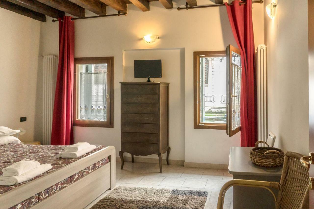 La Gondola - Beautiful Canal View Apartment