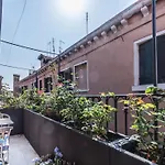 Au Nom De La Rose
