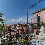 Au Nom De La Rose