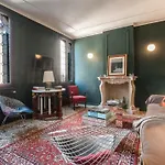Stylish Renovated Apartment In The Heart Of The City