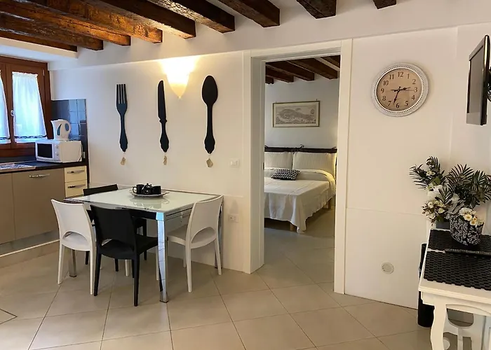 Black & White Home, An Oasis In The City Center
