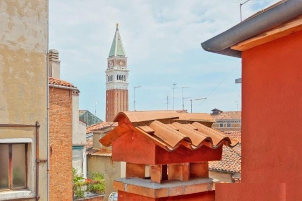 On The Roofs To Piazza San Marco - Venise