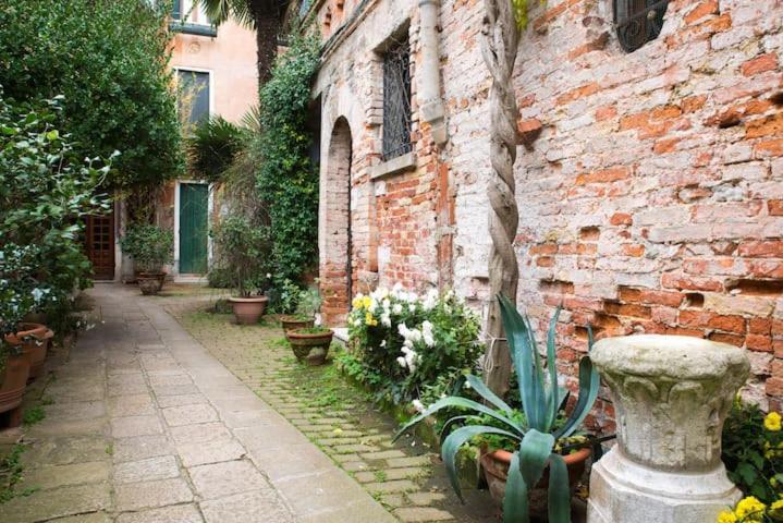 -spacious And Flat With Private Patio *