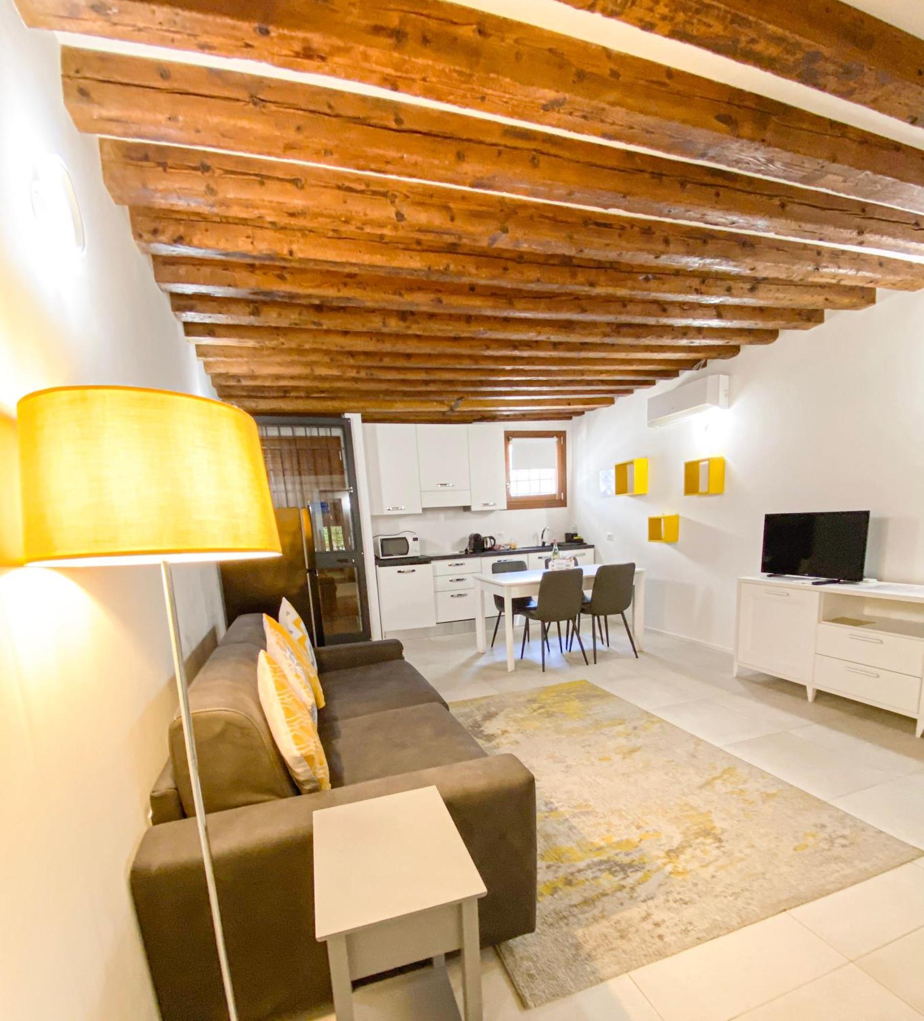 Isa Lovely In Appartement