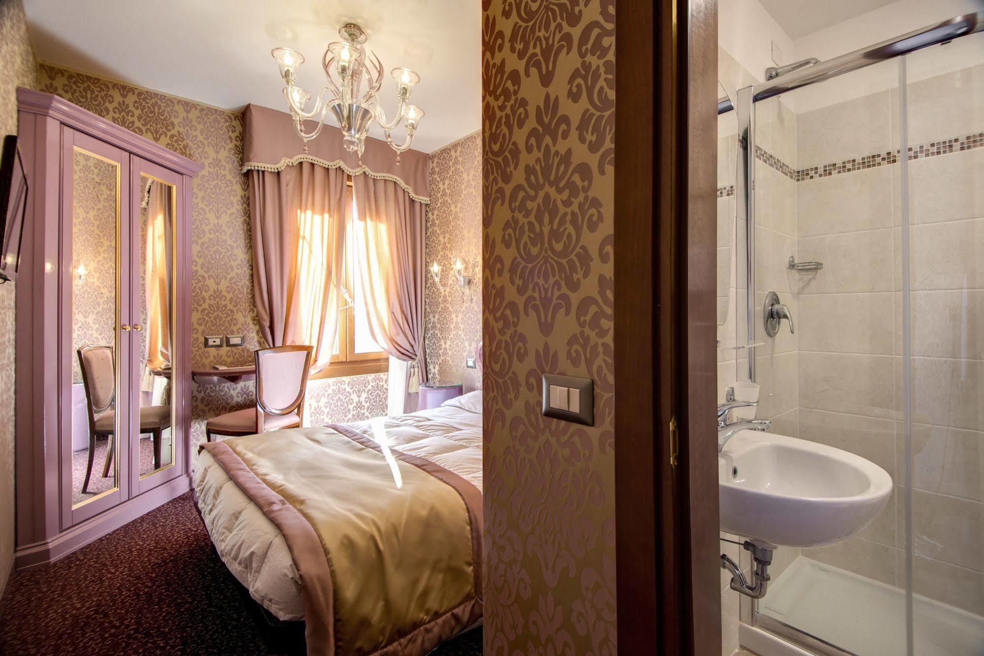 Hotel Domus Cavanis 3*
