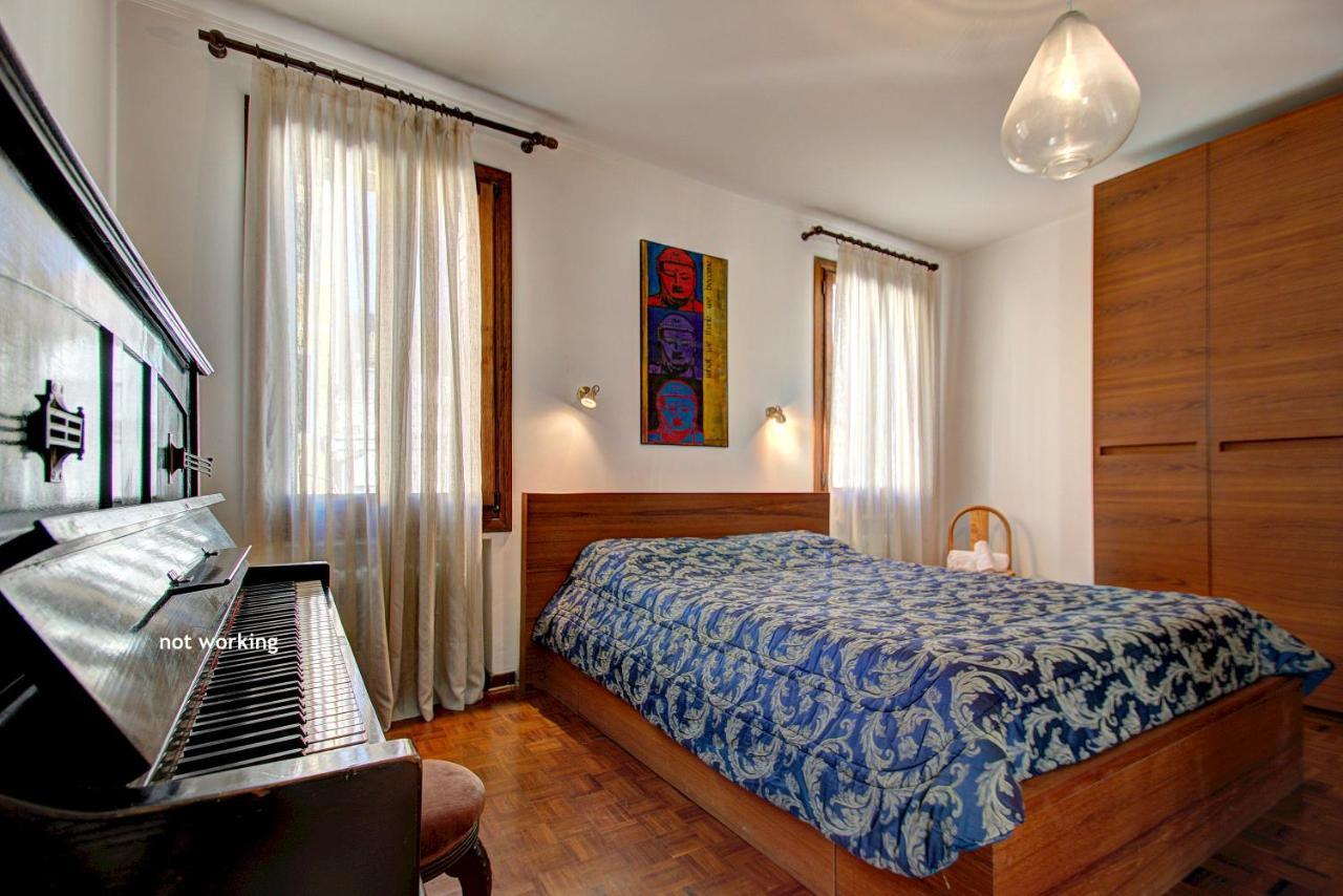 Sunny Ghetto Canalview Apartment Venedig